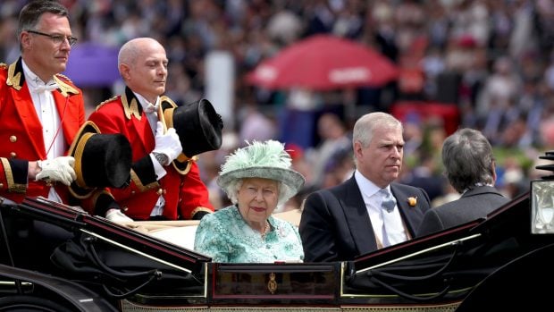 La reina Isabel II y el duque de York, en un evento p&uacute;bico./Gtres