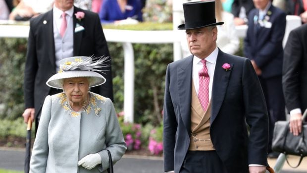 El duque de York y la Reina Isabel II en un acto p&uacute;blico / Gtres