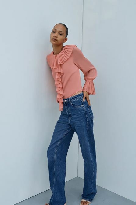 La camisa de Zara que arrasa entre las influencers cuesta menos de 16 euros, y la tienes ya de rebajas en la web.