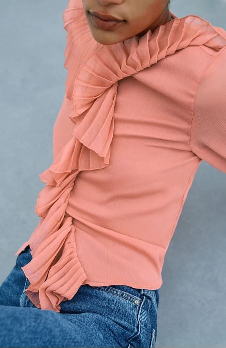 La camisa de Zara que arrasa entre las influencers cuesta menos de 16 euros, y la tienes ya de rebajas en la web.