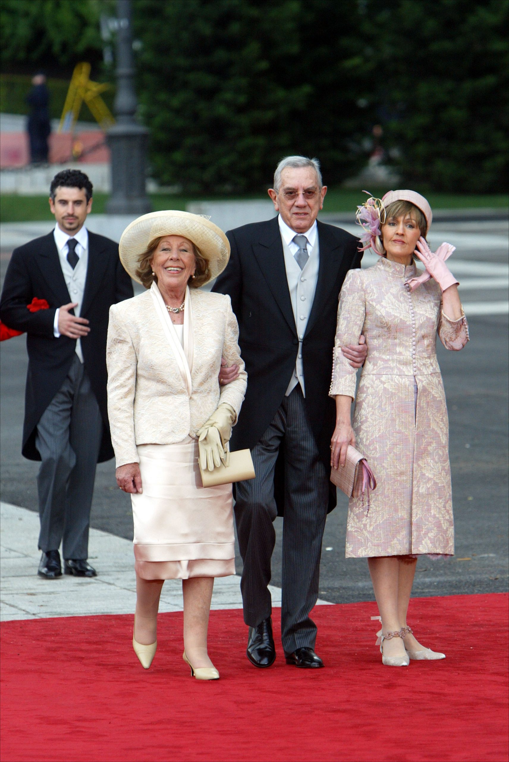 Menchu &Aacute;lvarez del Valle junto a su esposo en la boda de Don Felipe y Do&ntilde;a Letizia / Gtres