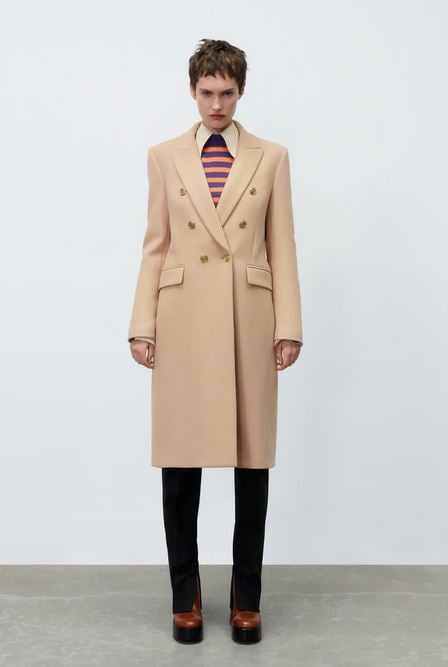 El abrigo que no puedes dejar escapar es de Zara, de nueva colecci&oacute;n y no es caro