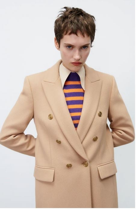 El abrigo que no puedes dejar escapar es de Zara, de nueva colecci&oacute;n y no es caro