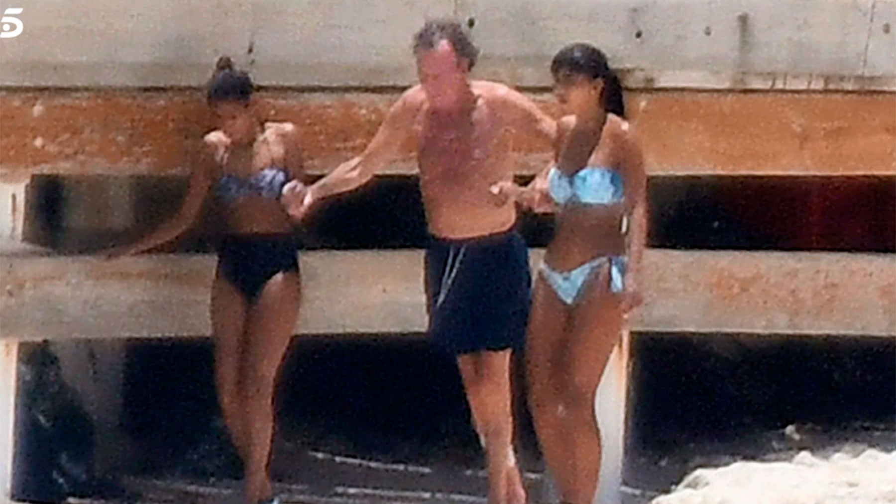 Julio Iglesias, con aparentes problemas para caminar. / Telecinco
