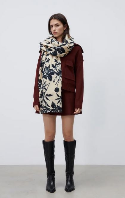 El pa&ntilde;uelo estampado de Zara m&aacute;s estiloso de Inditex