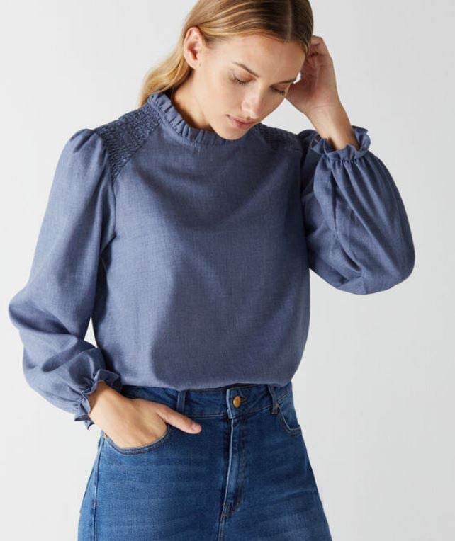 La camisa de Cortefiel con cuello plisado que es tendencia