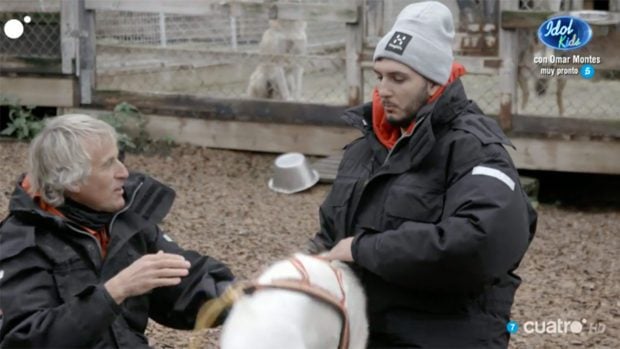 Omar Montes acariciando un perro./Cuatro