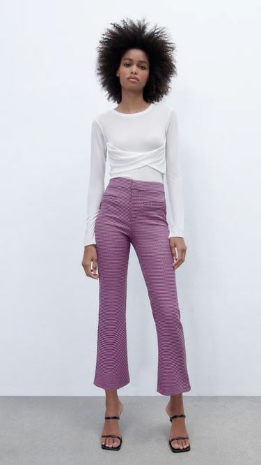 En forma de pata de gallo y en colores. As&iacute; es el pantal&oacute;n que te estiliza la figura de Zara. Auguramos que ser&aacute; un &eacute;xito esta primavera por sus colores y dise&ntilde;o.