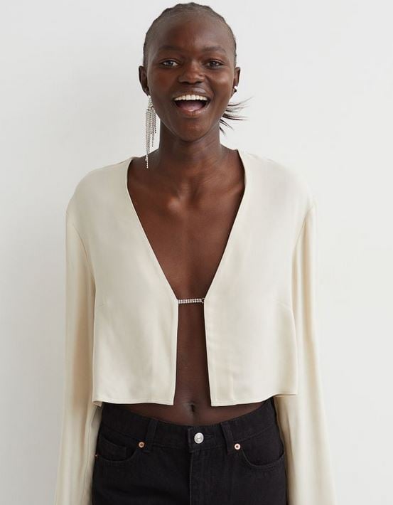 El c&aacute;rdigan con broche de joyas de H&M para marcar estilo