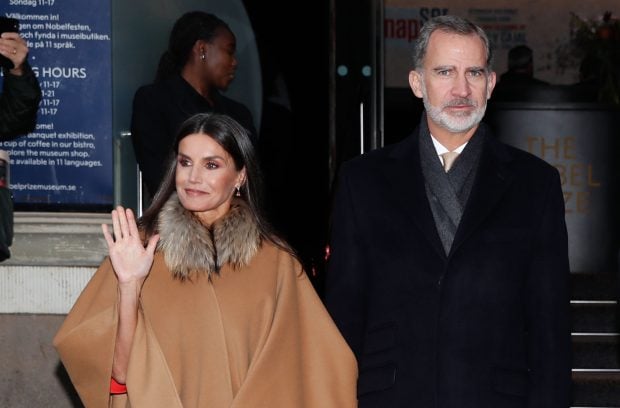 Don Felipe y do&ntilde;a Letizia saludando en un acto / Gtres