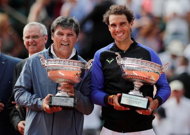 Rafa Nadal y su t&iacute;o Toni con un trofeo / Gtres