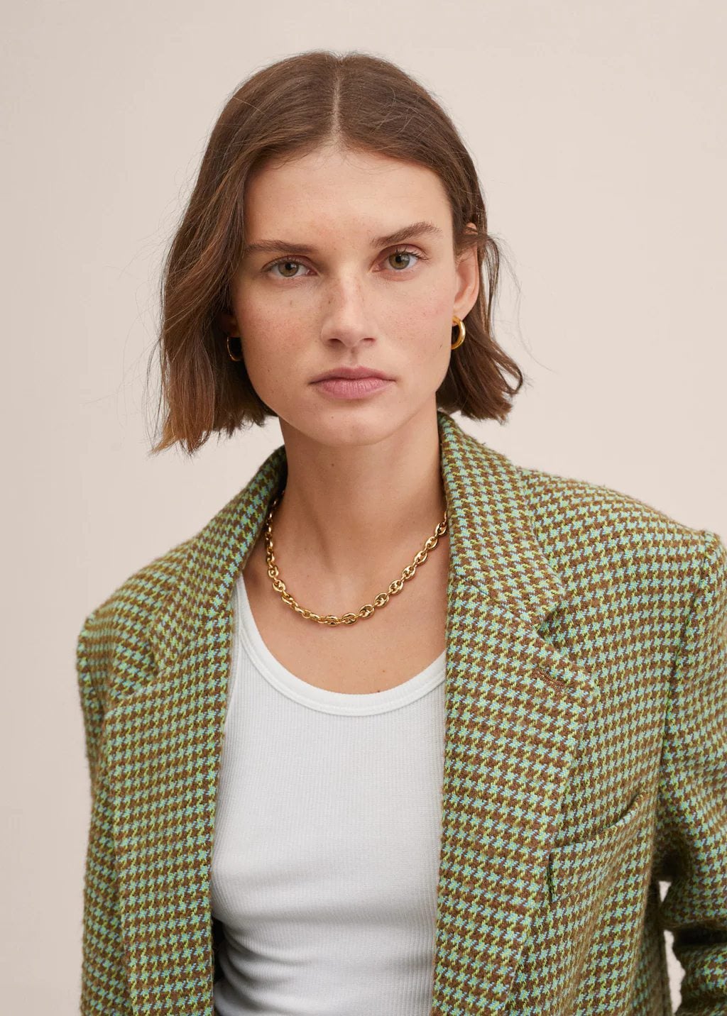 Mar&iacute;a Pombo nos ense&ntilde;a a combinar la americana verde de Mango con m&aacute;s estilo