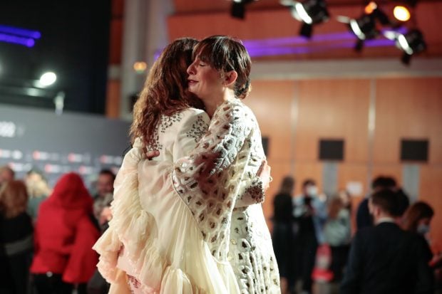Inma Cuesta y Candela Pe&ntilde;a abraz&aacute;ndose / Gtres