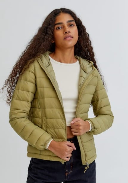 El plum&iacute;fero de Pull&Bear arrasa por su precio: &iexcl;12 euros!