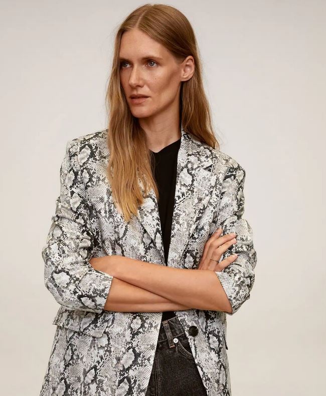 La americana que m&aacute;s se ha vendido en Mango Outlet est&aacute; rebajada un 40%