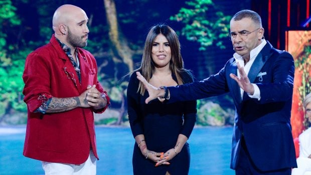 Kiko Rivera junto a Isa Pantoja en el plat&oacute; de 'Supervivientes'./Telecinco