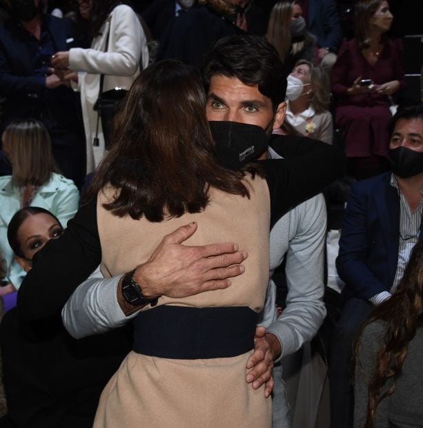 Cayetana Rivera y Cayetano Rivera d&aacute;ndose un abrazo./Gtres