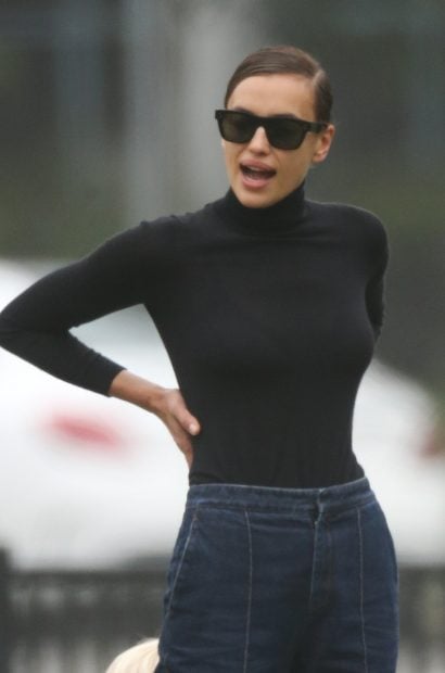 Irina Shayk con un jersey de cuello alto que realza su pecho