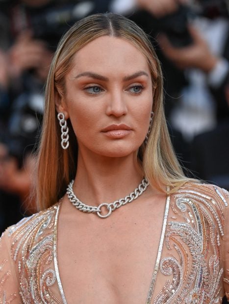 Candice Swanepoel con un collar / Gtres