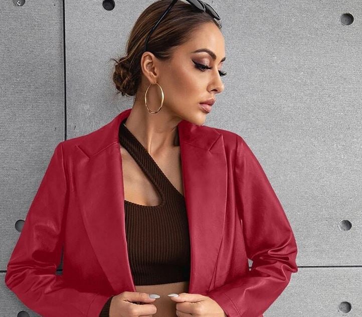 La blazer de polipiel roja que falta en tu armario