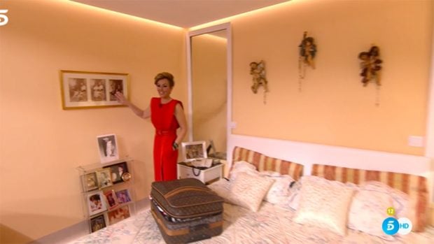 Roc&iacute;o Carrasco viendo la r&eacute;plica de la habitaci&oacute;n de su madre./Telecinco