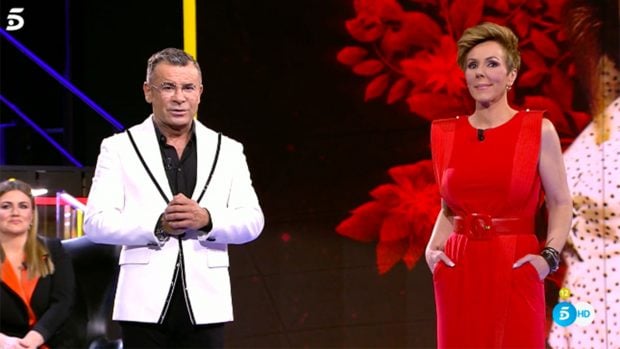 Roc&iacute;o Carrasco y Jorge Javier en el plat&oacute; de 'Montealto'./Telecinco