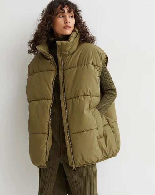 Te presentamos el chaleco acolchado de H&M que va bien con todo. &iexcl;No te podr&aacute;s resistir! Es largo y ancho, en tres colores y a un precio de lujo para tu bolsillo.