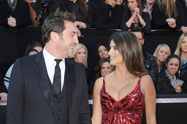 P&eacute;nelope Cruz y Javier Bardem, mir&aacute;ndose./Gtres