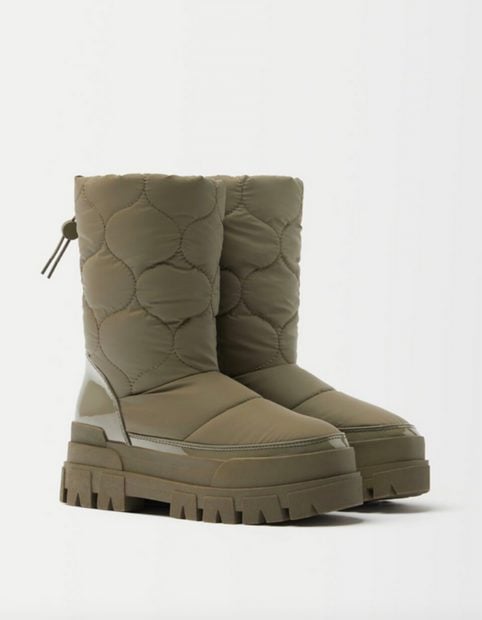Botas impermeables de Bershka./Bershka