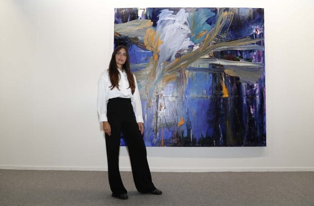 Rachel Vald&eacute;s con un cuadro / Gtres