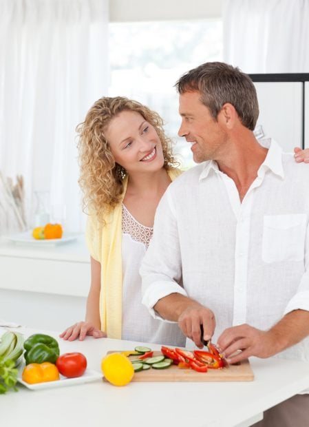 Pareja cocinando / Gtres