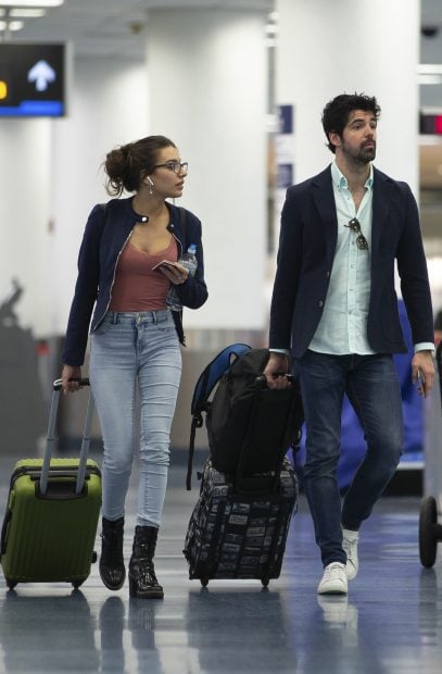 Ana Guerra y V&iacute;ctor El&iacute;as en el aeropuerto / Gtres