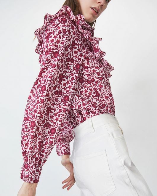 La camisa de volantes de Sfera por 10 euros perfecta para llevar con jeans blancos