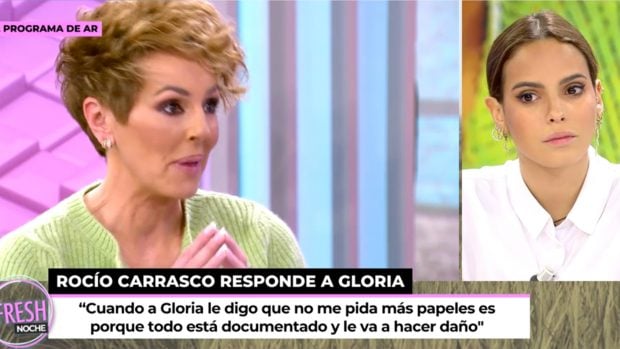 Gloria Camila escuchando a Roc&iacute;o Carrasco./Telecinco