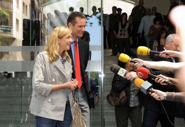 I&ntilde;aki Urdangarin y la Infanta Cristina atendiendo a los medios / Gtres