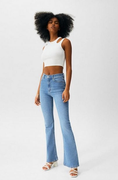 Jeans de campana azul claro./Pull & Bear