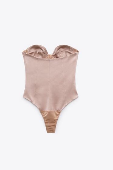 El body satinado de Zara para una noche de infarto
