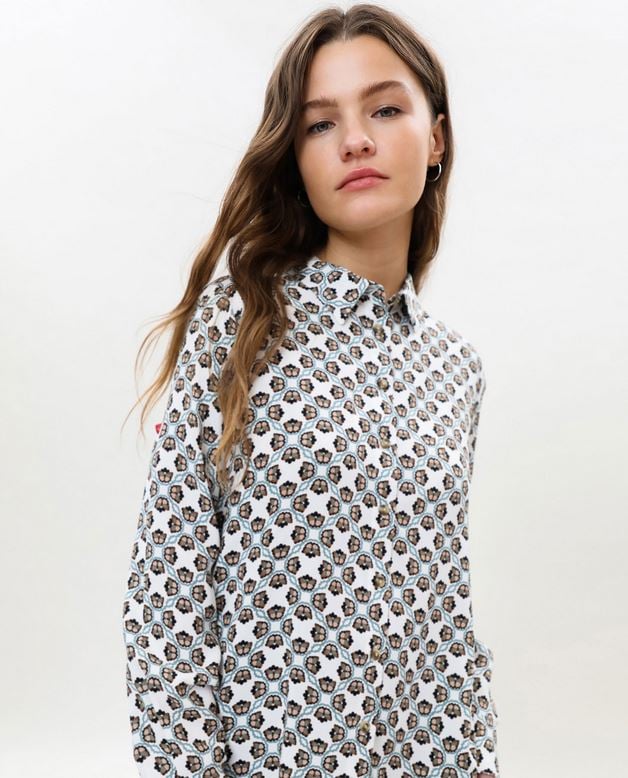 La camisa que arrasa en Internet es de Lefties y solo cuesta 8 euros