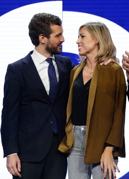 Pablo Casado e Isabel Torres mir&aacute;ndose / Gtres