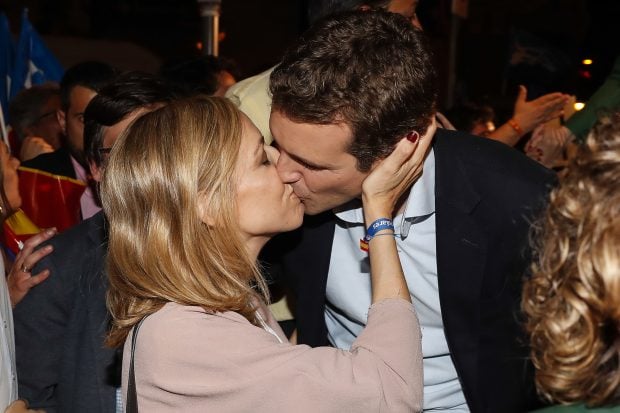 Pablo Casado e Isabel Torres bes&aacute;ndose / Gtres