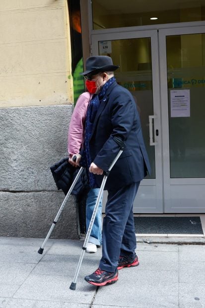 Antonio Resines de camino a una revisi&oacute;n m&eacute;dica tras superar el coronavirus./Gtres