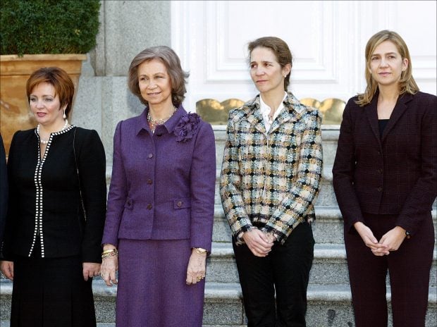 La Reina em&eacute;rita y sus hijas con Lyudmila Putina / Gtres