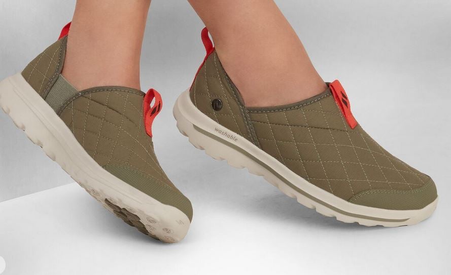 Si quieres ir elegante pero a la vez c&oacute;modo, Skechers tiene rebajadas las zapatillas que necesitas