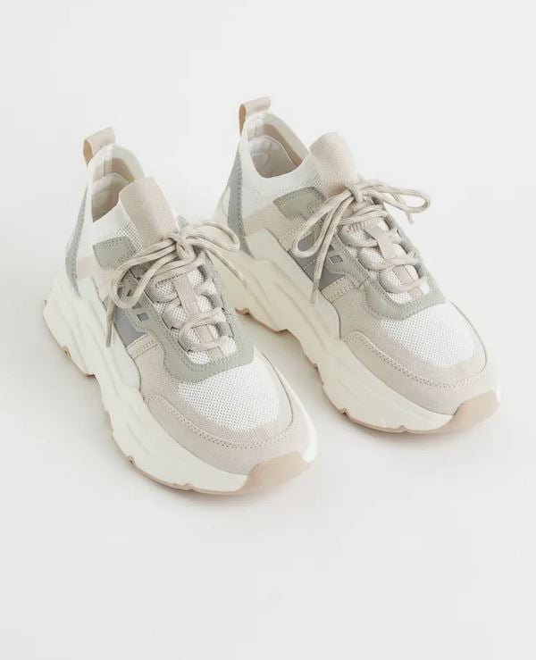 Las deportivas de H&M al m&aacute;s estilo New Balance para llevar con mom jeans