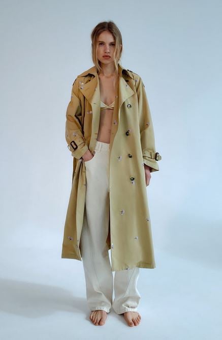 El detalle de esta gabardina de Zara que la hace tan especial y al que no podr&aacute;s resistirte