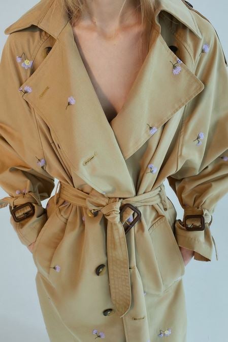 El detalle de esta gabardina de Zara que la hace tan especial y al que no podr&aacute;s resistirte