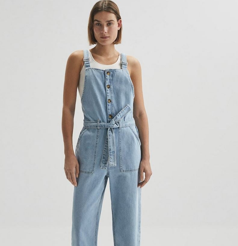 Ves aprovechando los precios y las rebajas de estos d&iacute;as para hacerte con aquellas prendas para la temporada que viene. As&iacute;, Oysho apuesta por un peto vaquero