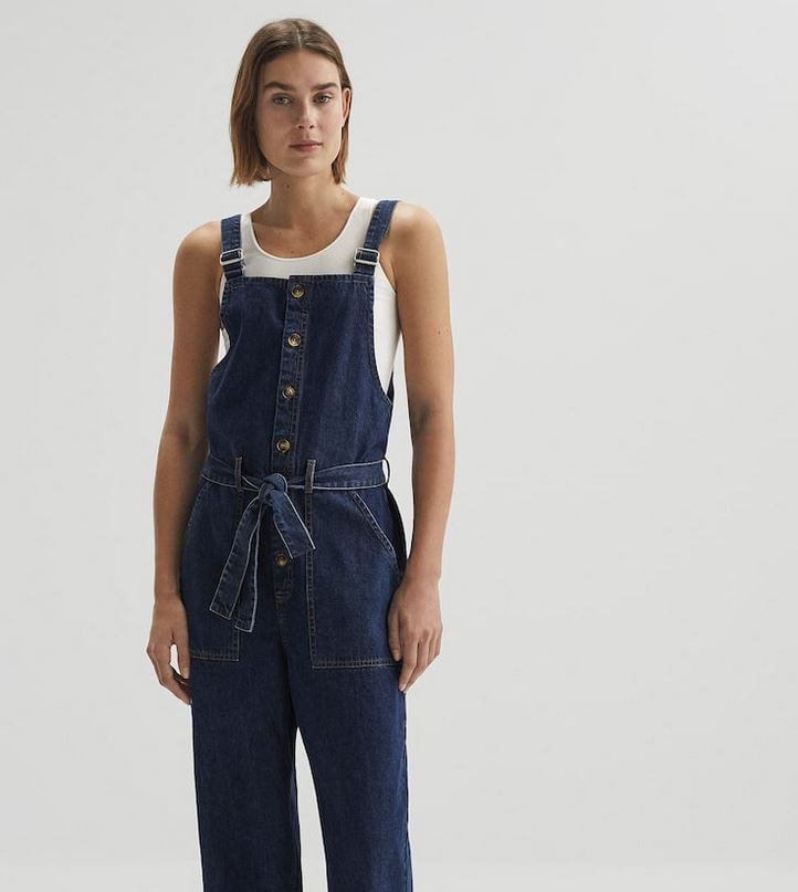 Ves aprovechando los precios y las rebajas de estos d&iacute;as para hacerte con aquellas prendas para la temporada que viene. As&iacute;, Oysho apuesta por un peto vaquero
