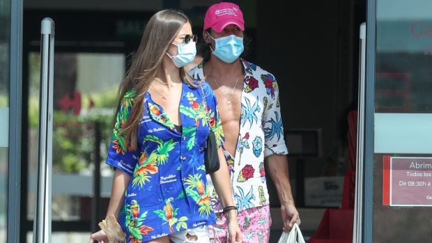 Mario Casas y Desir&eacute; Cordero saliendo de un supermercado en Madrid./Gtres