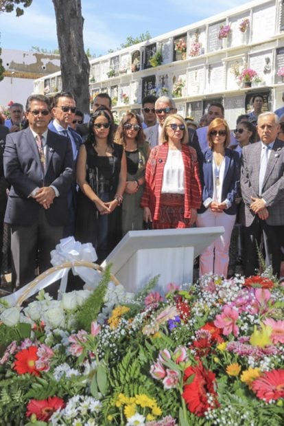 Familiares rindiendo homenaje a Roc&iacute;o Jurado en Chipiona./Gtres